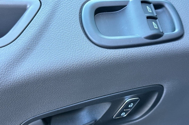 Ford Transit-250 Vehicle Full-screen Gallery Image 11