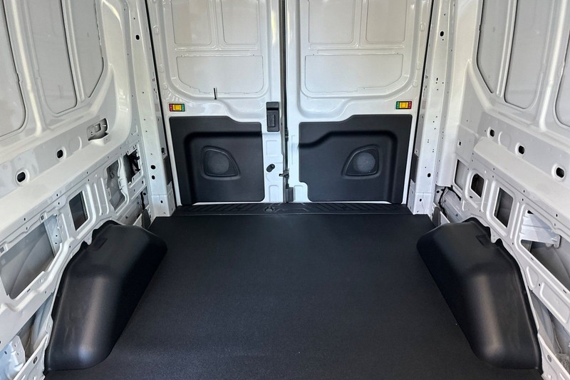 Ford Transit-250 Vehicle Full-screen Gallery Image 15