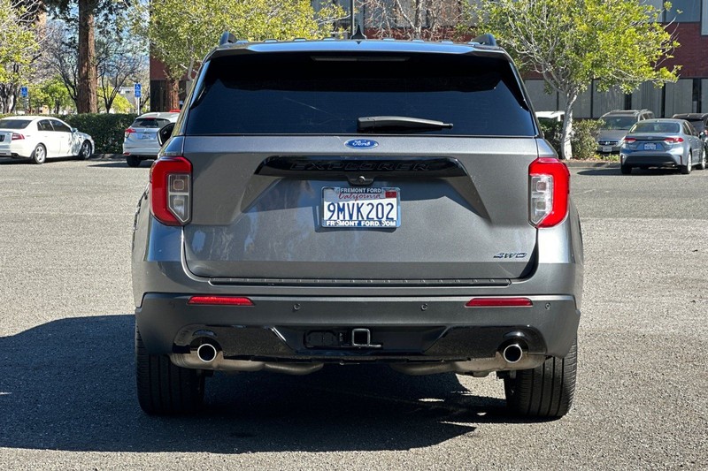 Ford Explorer Vehicle Full-screen Gallery Image 04