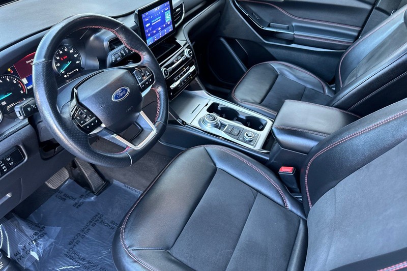 Ford Explorer Vehicle Full-screen Gallery Image 09