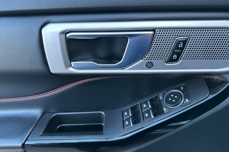 Ford Explorer Vehicle Full-screen Gallery Image 10