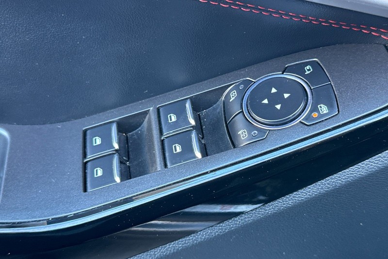 Ford Explorer Vehicle Full-screen Gallery Image 11