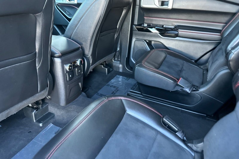 Ford Explorer Vehicle Full-screen Gallery Image 13