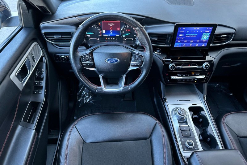 Ford Explorer Vehicle Full-screen Gallery Image 15