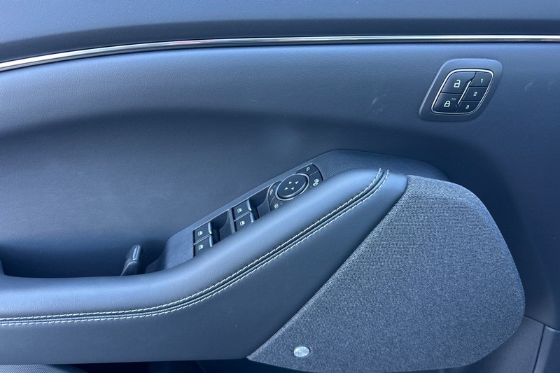 Ford Mustang Mach-E Vehicle Full-screen Gallery Image 10