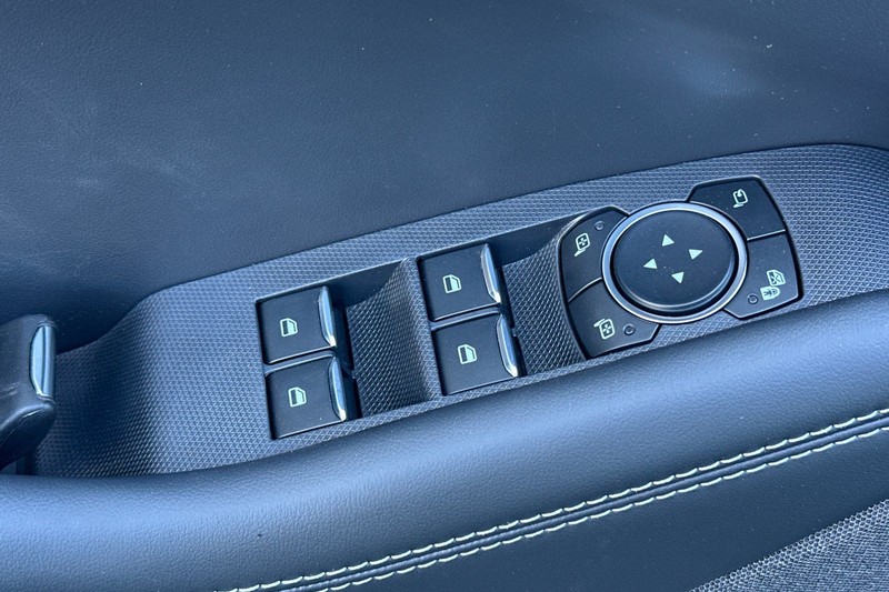 Ford Mustang Mach-E Vehicle Full-screen Gallery Image 11