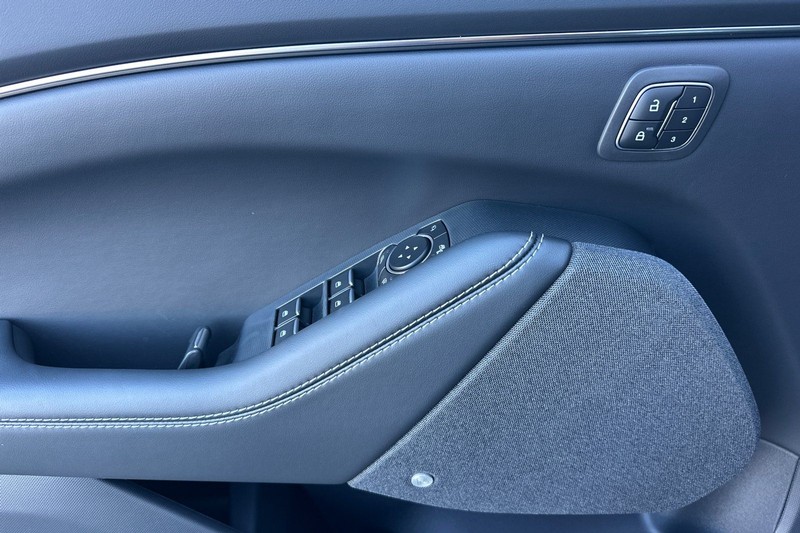 Ford Mustang Mach-E Vehicle Full-screen Gallery Image 10