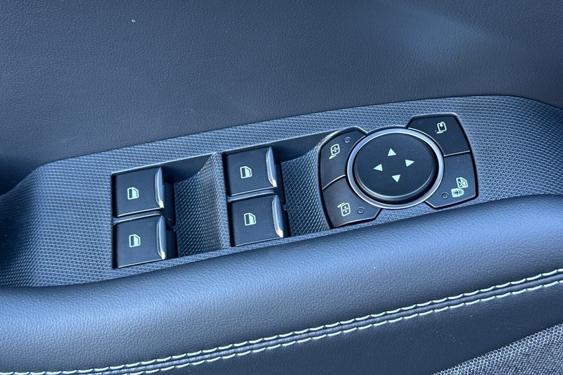 Ford Mustang Mach-E Vehicle Full-screen Gallery Image 11