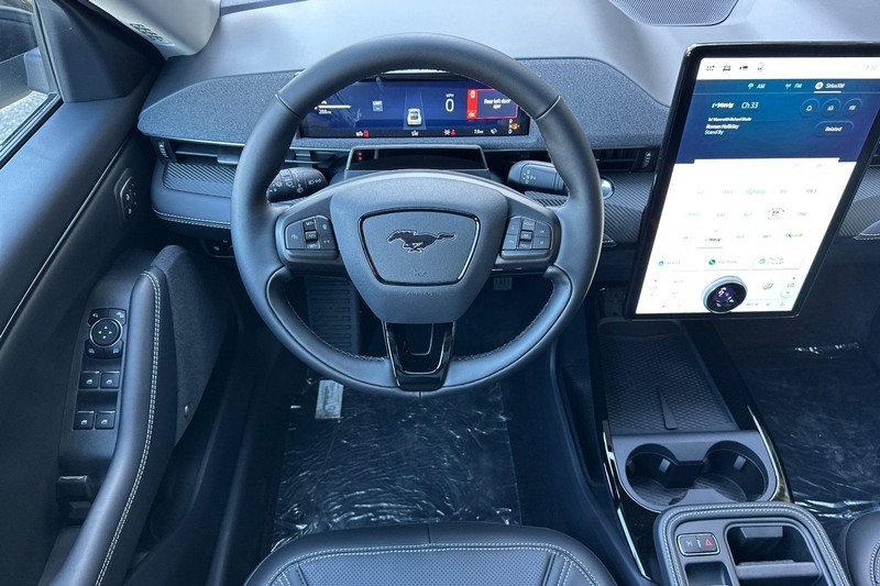 Ford Mustang Mach-E Vehicle Full-screen Gallery Image 15