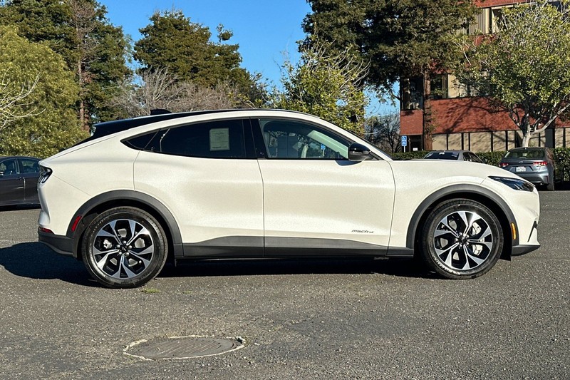 Ford Mustang Mach-E Vehicle Full-screen Gallery Image 02