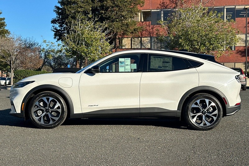 Ford Mustang Mach-E Vehicle Full-screen Gallery Image 06