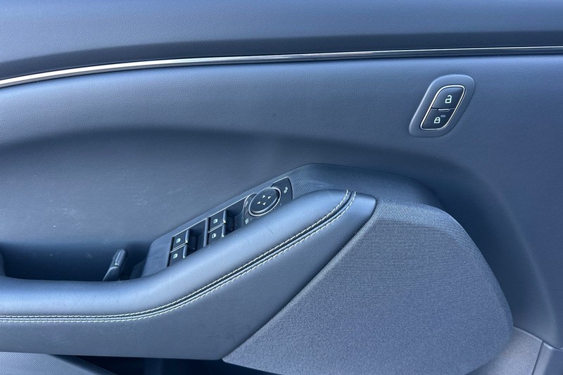 Ford Mustang Mach-E Vehicle Full-screen Gallery Image 10