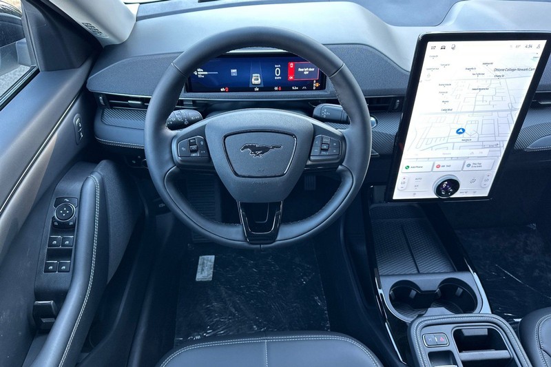 Ford Mustang Mach-E Vehicle Full-screen Gallery Image 15