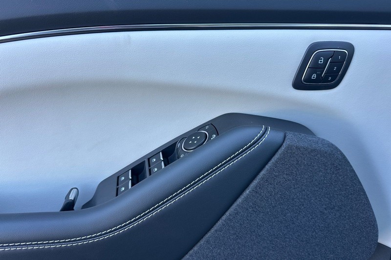 Ford Mustang Mach-E Vehicle Full-screen Gallery Image 10