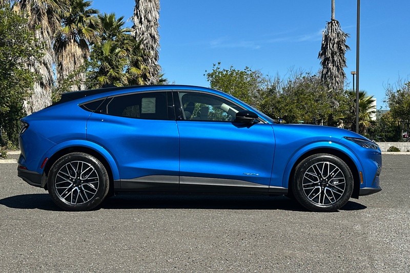 Ford Mustang Mach-E Vehicle Full-screen Gallery Image 02