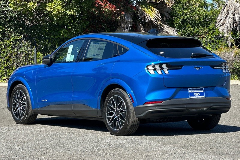 Ford Mustang Mach-E Vehicle Full-screen Gallery Image 05