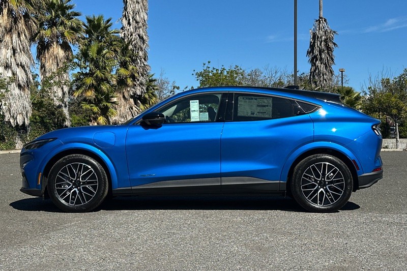 Ford Mustang Mach-E Vehicle Full-screen Gallery Image 06