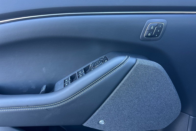 Ford Mustang Mach-E Vehicle Full-screen Gallery Image 10