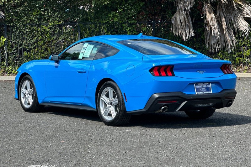 Ford Mustang Vehicle Full-screen Gallery Image 05