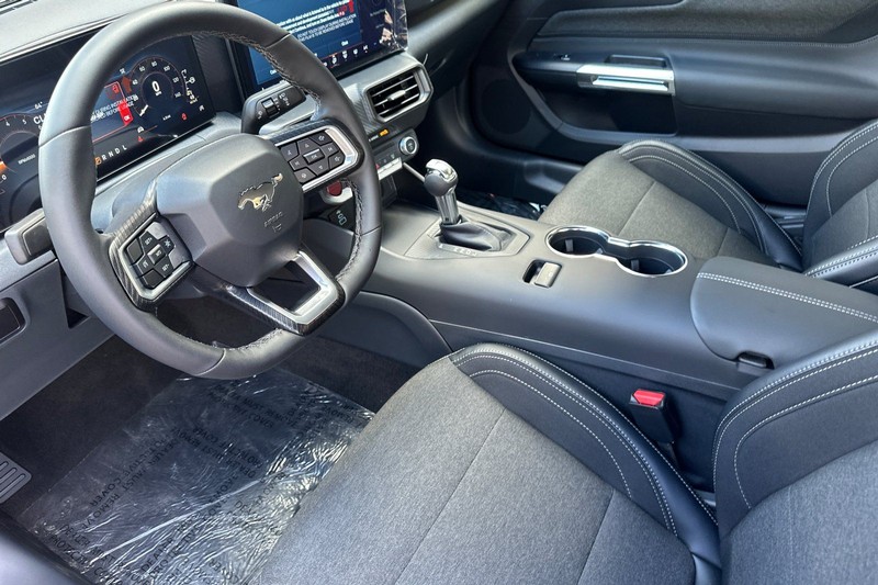 Ford Mustang Vehicle Full-screen Gallery Image 09