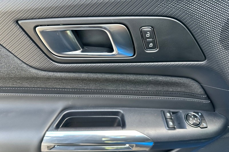 Ford Mustang Vehicle Full-screen Gallery Image 10