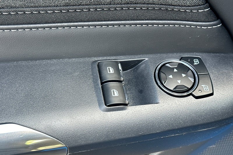 Ford Mustang Vehicle Full-screen Gallery Image 11