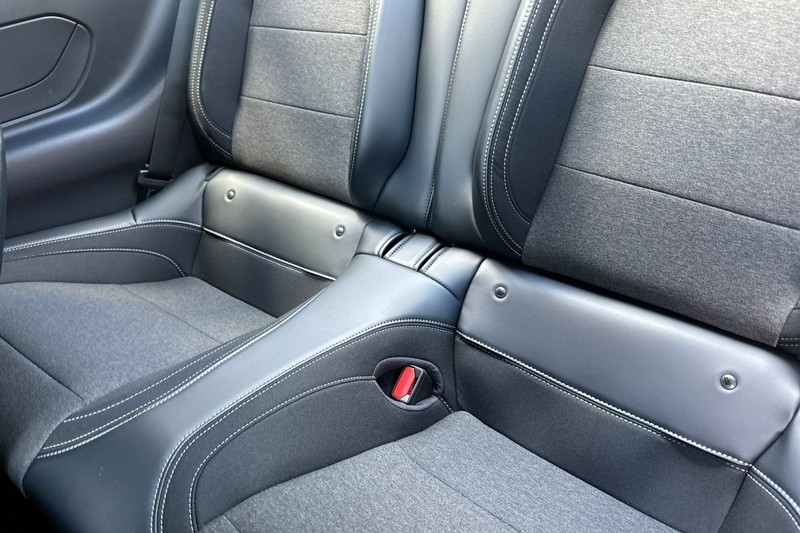 Ford Mustang Vehicle Full-screen Gallery Image 12