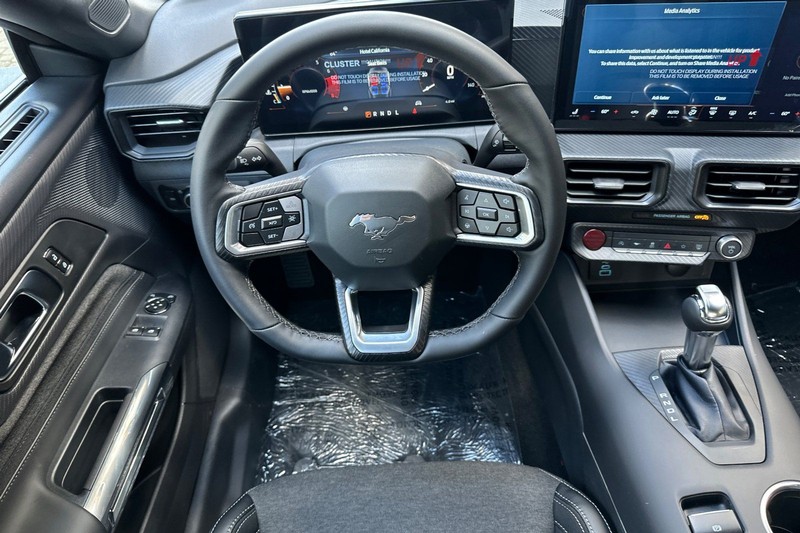 Ford Mustang Vehicle Full-screen Gallery Image 14