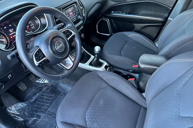 Jeep Compass Vehicle Full-screen Gallery Image 09