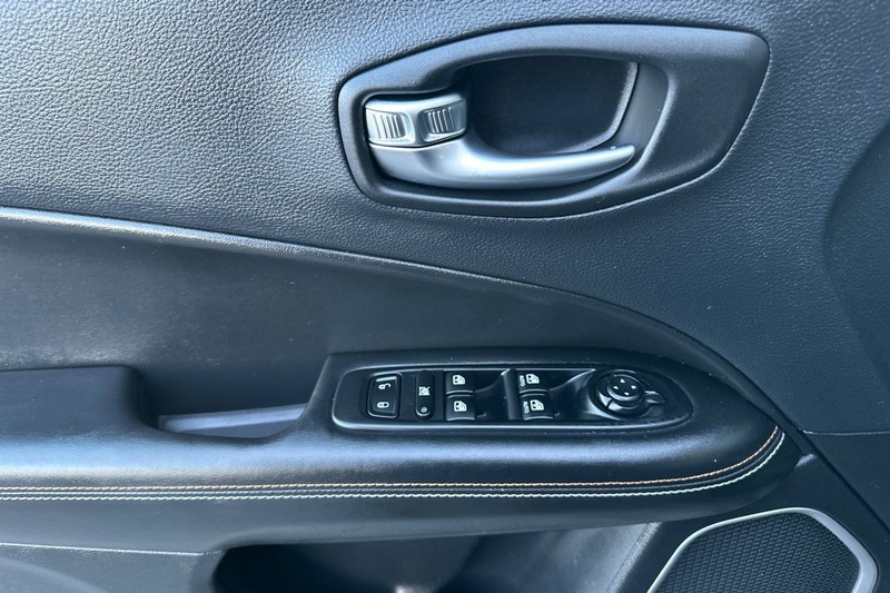 Jeep Compass Vehicle Full-screen Gallery Image 10