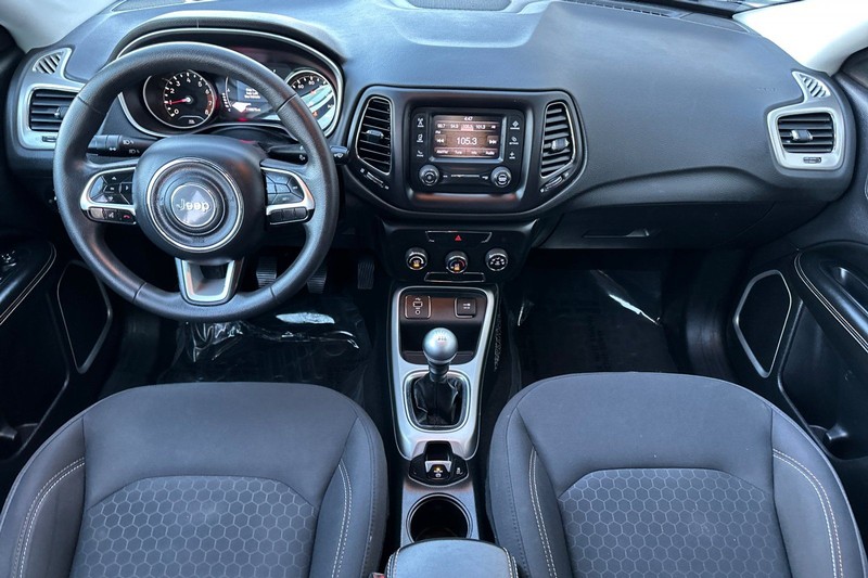 Jeep Compass Vehicle Full-screen Gallery Image 14