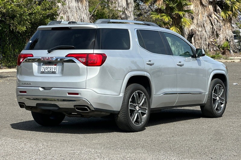 GMC Acadia Vehicle Full-screen Gallery Image 03