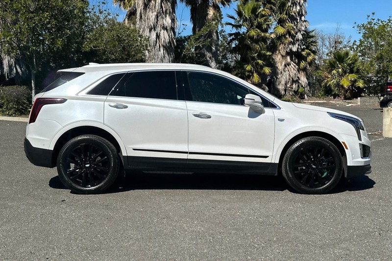 Cadillac XT5 Vehicle Full-screen Gallery Image 02