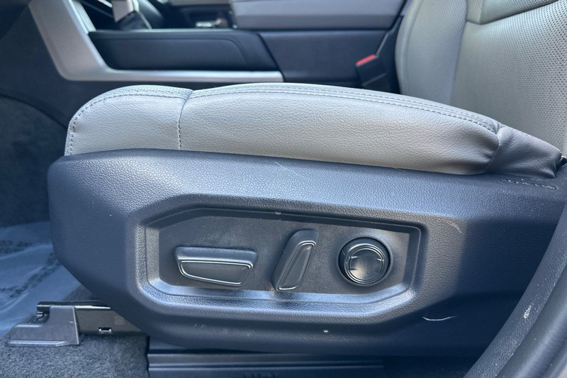 Toyota Tundra Vehicle Full-screen Gallery Image 12