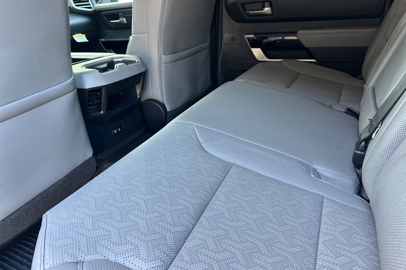 Toyota Tundra Vehicle Full-screen Gallery Image 13