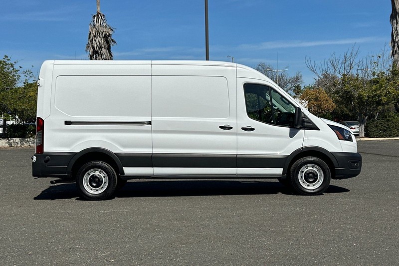 Ford Transit-250 Vehicle Full-screen Gallery Image 02