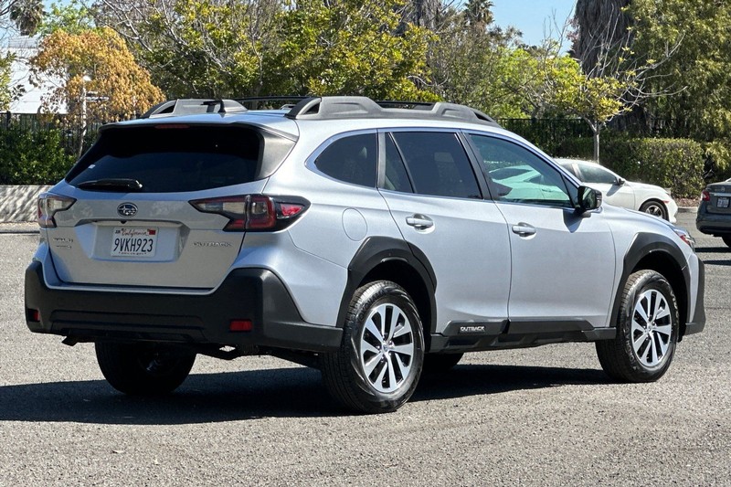 Subaru Outback Vehicle Full-screen Gallery Image 03