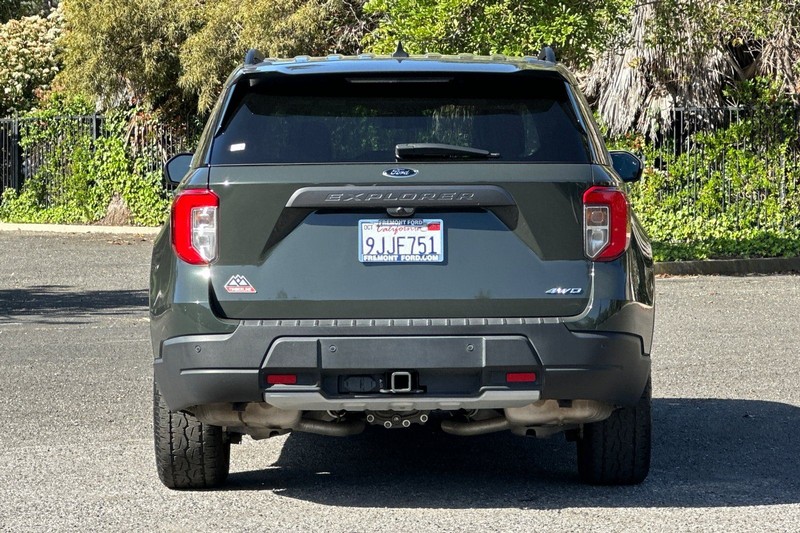 Ford Explorer Vehicle Full-screen Gallery Image 04