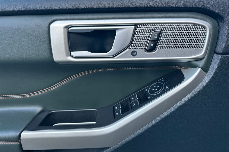 Ford Explorer Vehicle Full-screen Gallery Image 10