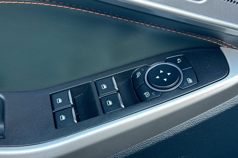 Ford Explorer Vehicle Full-screen Gallery Image 11