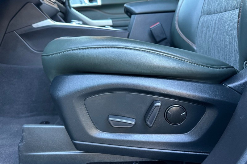 Ford Explorer Vehicle Full-screen Gallery Image 12