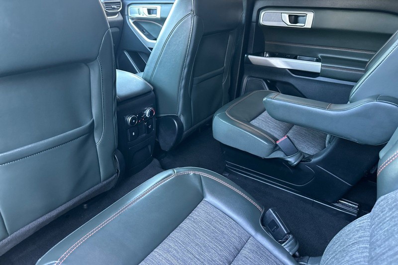 Ford Explorer Vehicle Full-screen Gallery Image 13