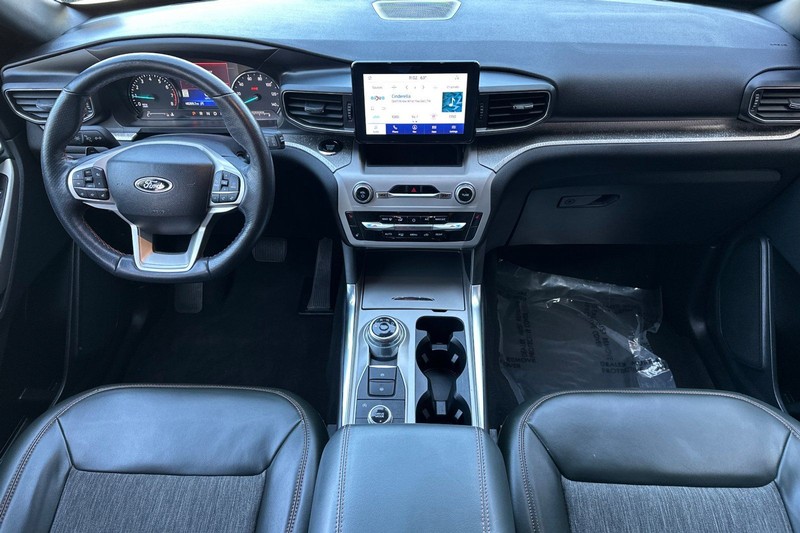 Ford Explorer Vehicle Full-screen Gallery Image 14