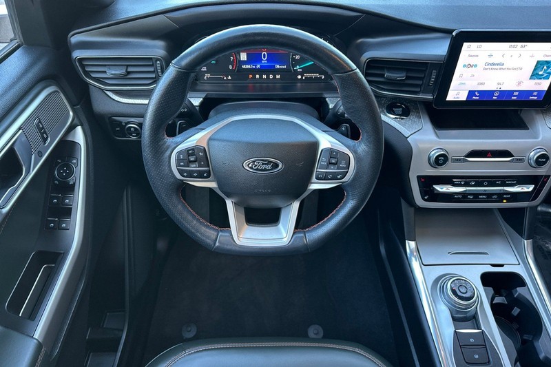 Ford Explorer Vehicle Full-screen Gallery Image 15