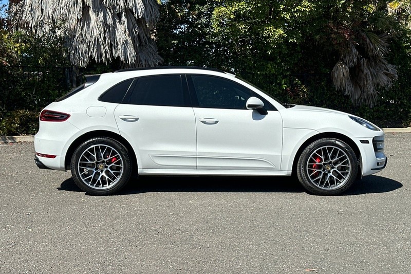 Porsche Macan Vehicle Full-screen Gallery Image 02