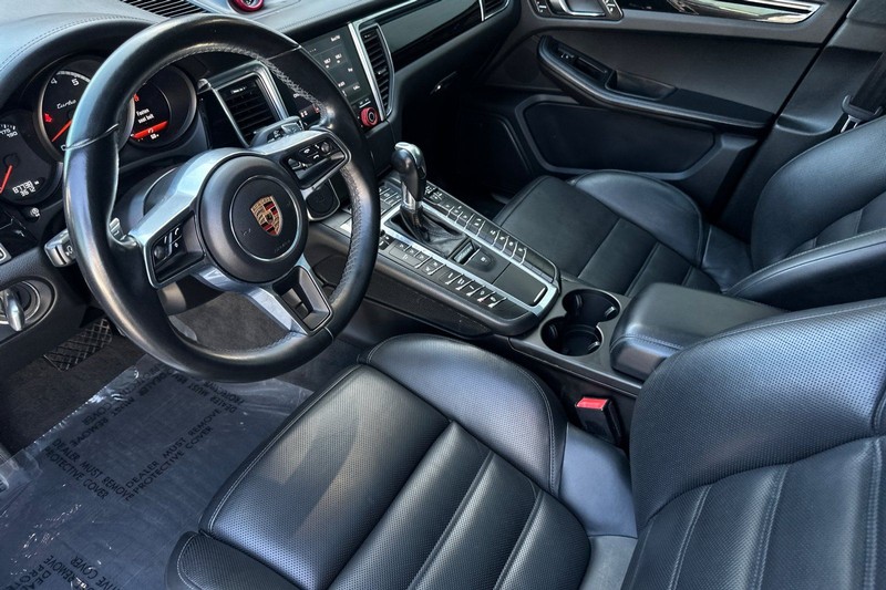 Porsche Macan Vehicle Full-screen Gallery Image 09