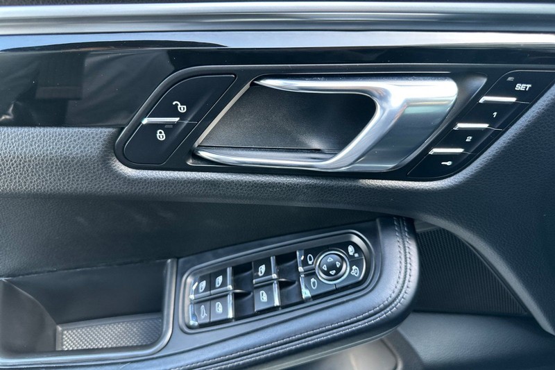 Porsche Macan Vehicle Full-screen Gallery Image 10