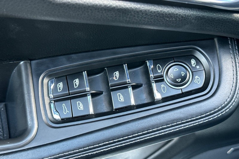 Porsche Macan Vehicle Full-screen Gallery Image 11