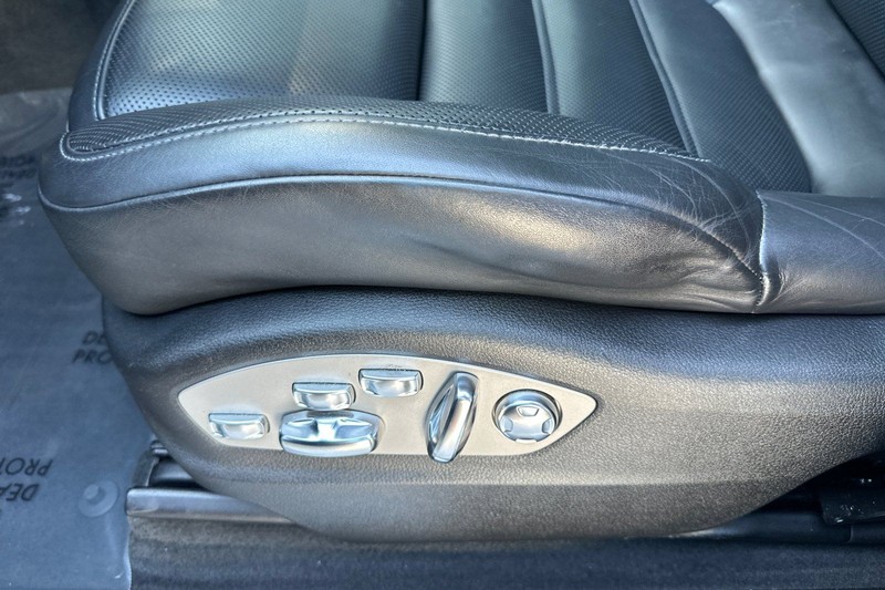 Porsche Macan Vehicle Full-screen Gallery Image 12