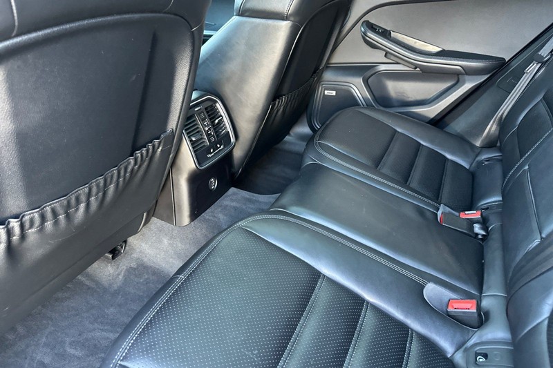 Porsche Macan Vehicle Full-screen Gallery Image 13